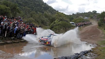 Le Français Sébastien Loeb au volant de la Citroën DS3 pour le passage d'un gué argentin