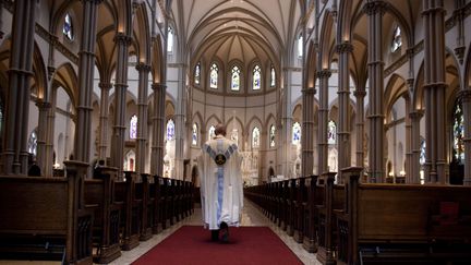 Un prêtre après la messe célébrée le 15 août 2018 à la cathédrale St Paul de Pittsburgh, en&nbsp;Pennsylvanie (Etats-Unis). (JEFF SWENSEN / GETTY IMAGES NORTH AMERICA / AFP)