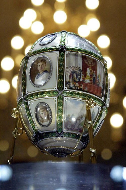 Un des oeufs de Fabergé commandés par le tsar nicolas II avec un portrait du prince Alexis et une des Grandes duchesses.
 (YURI KADOBNOV / AFP)