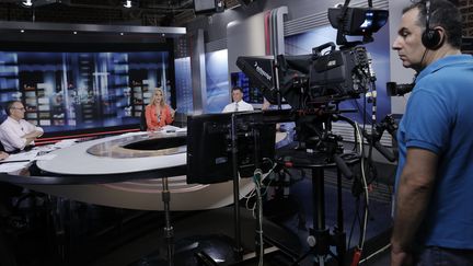 La journaliste Elli Stai pr&eacute;sente le dernier journal t&eacute;l&eacute;vis&eacute; sur la cha&icirc;ne publique grecque ERT, le 11 juin 2013. (JOHN KOLESIDIS / REUTERS)