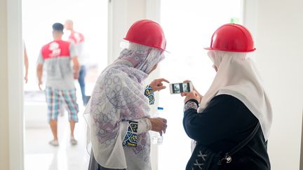 Photo d'illustration. Deux femmes ingénieurs portant des vêtements traditionnels islamiques, le casque de protection sur le hijab. (MANSOREH MOTAMEDI / GETTY IMAGES)