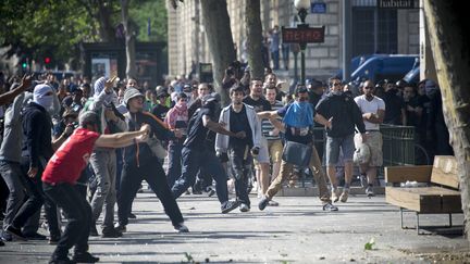 Des manifestants pro-palestiniens provoquent les forces de l'ordre en marge d'une manifestation interdite &agrave; Paris, le 26 juillet 2014. (ZACHARIE SCHEURER / NURPHOTO / AFP)