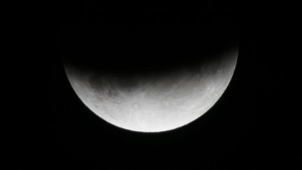 L'éclipse partielle de lune est apparu également très nettement au-dessus de Rafah, dans la bande de Gaza (Palestine), mardi 16 juillet 2019.&nbsp;&nbsp; (SAID KHATIB / AFP)