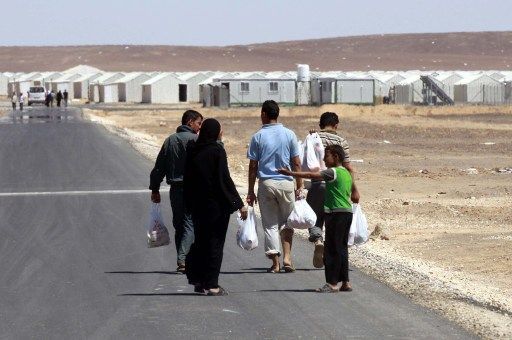 Des réfugiés syriens rentrent dans leur logement après leurs achats au supermarché dans le camp d'Azraq le 30 avril 2014. (AFP/Khalil Mazraawi)