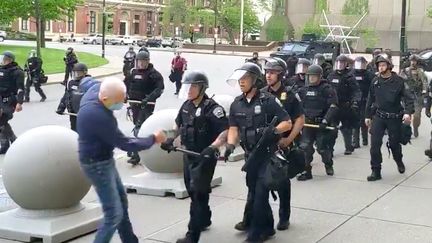 Un homme de 75 ans chute après avoir été poussé par policiers, lors d'une manifestation contre les violences policières,&nbsp;à Buffalo (Etats-Unis), le 4 juin 2020.&nbsp; (TWITTER/WBFO)