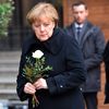 La chancelière allemande, Angela Merkel, dépose une fleur, le 20 décembre 2016, au&nbsp;marché de Noël de Berlin&nbsp;(Allemagne),&nbsp;visé la veille par un attentat meurtrier.&nbsp; (MAURIZIO GAMBARINI / ANADOLU AGENCY / AFP)