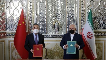 Le ministre des affaires étrangères iranien,&nbsp;Mohammad Javad Zarif&nbsp;et son homologue Chinois,&nbsp;Wang Yi, lors de la signature d'un&nbsp;"pacte de coopération stratégique", à Téhéran, en Iran, le 27 mars 2021.&nbsp; (FATEMEH BAHRAMI / ANADOLU AGENCY / AFP)