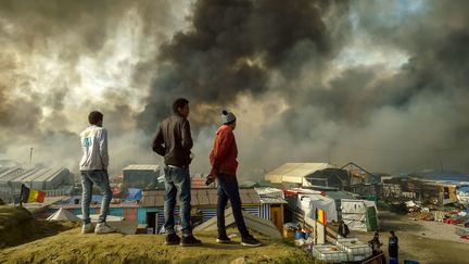 "Jungle de Calais : les départs de feu se multiplient au troisième jour du démantèlement