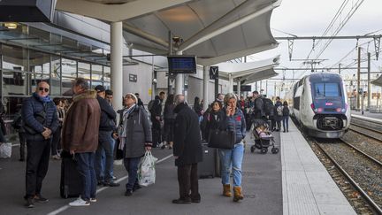 Un TGV entre en gare de Perpignan (Pyrénées-Orientales), le 30 décembre 2019. (MAXPPP)