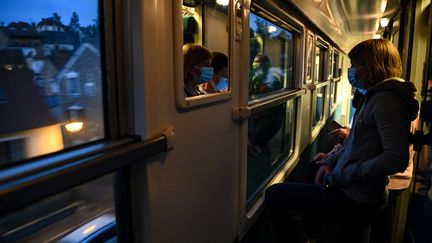 Des voyageurs sont&nbsp;dans le&nbsp;train de nuit entre Paris et Nice, le 20 mai 2021, le jour de sa remise en service après son arrêt depuis décembre 2017. Photo d'illustration. (ANNE-CHRISTINE POUJOULAT / AFP)