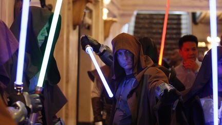 Des artistes d&eacute;guis&eacute;s en chevaliers Jedi se retrouvent le 1er juin 2009 &agrave; Los Angeles.&nbsp; (MARIO ANZUONI / REUTERS)