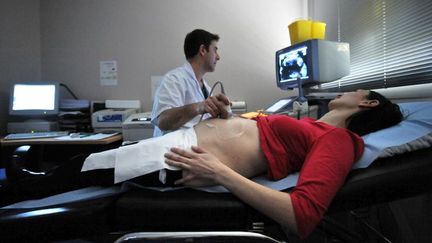 Une &eacute;chographie r&eacute;alis&eacute;e le 17 f&eacute;vrier 2009 &agrave; la maternit&eacute; de l'h&ocirc;pital de Caen. (MYCHELE DANIAU / AFP)