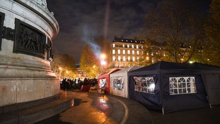 Des pompiers s'installent place de la République à Paris pour dénoncer le manque d'effectifs et de reconnaissance, le 2 décembre 2019. (JEROME LEBLOIS / HANS LUCAS)