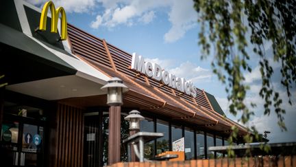 Un restaurant de la chaîne McDonald's à Longpont-sur-Orge, dans l'Essonne, le 31 mai 2021. (ARTHUR NICHOLAS ORCHARD / HANS LUCAS / AFP)