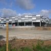 Le site logistique Amazon de Briec (Finistère) en cours de construction, le 19 avril 2022. (PIERRE-LOUIS CARON / FRANCEINFO)