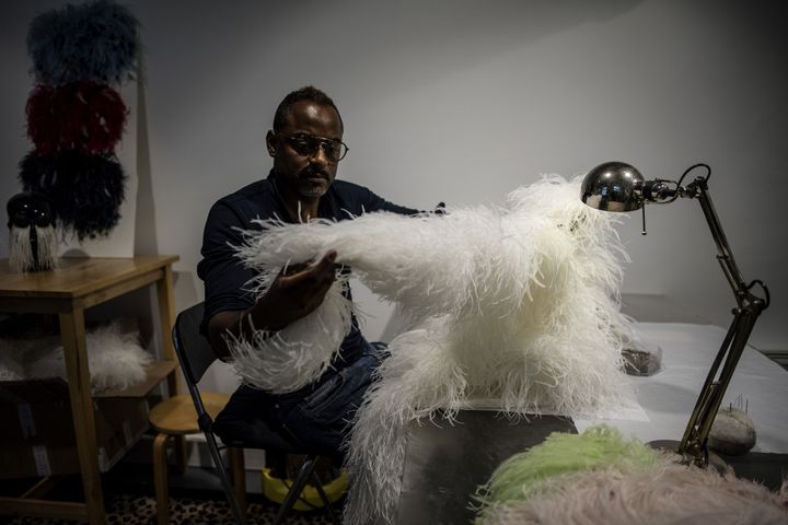 Dans l'atelier de l'artisan plumier Eric Charles-Donatien 1
 (Christophe ARCHAMBAULT / AFP)