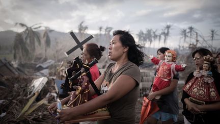 Premier prix cat&eacute;gorie "Spot d'actualit&eacute;s" : Des survivants du typhon Haiyan lors d'une procession religieuse &agrave; Tolosa (Philippines), le 18 novembre 2013. (PHILIPPE LOPEZ / AFP)