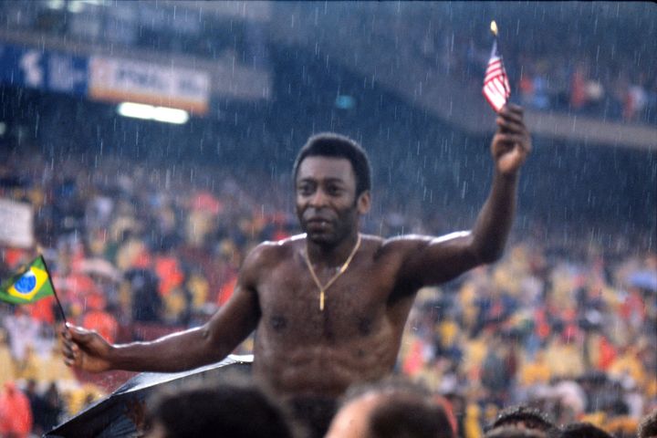 Pelé lors du dernier match de sa carrière entre le New York Cosmos et le Santos FC, le 1er novembre 1977, à New York. (ANDREW COWIE / AFP)