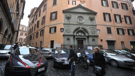 La police italienne intervient devant l'&eacute;glise Saint-Yves-des-Bretons, devant laquelle une bombe a explos&eacute;, le 24 janvier 2014, &agrave; Rome (Italie). (TIZIANA FABI / AFP)