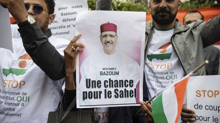 Des manifestants réclament le retour au pouvoir du président nigérien Mohamed Bazoum, à Paris, le 1er août 2023. (SOPHIE GARCIA/AP/SIPA)