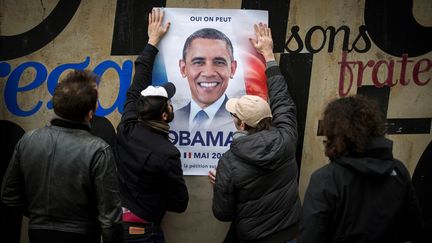 En février, 2017, des blagueurs anonymes collent des affiches dans Paris pour encourager l'idée d'une candidature de Barack Obama à l'élection présidentielle française (MARTIN BUREAU / AFP)