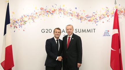 Emmanuel Macron et Recep Tayyip Erdogan lors d'une rencontre en juin 2019.&nbsp; (TURKISH PRESIDENT PRESS OFFICE HANDOUT / MAXPPP)