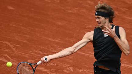 Alexander Zverev face à Bernabe Zapata Miralles, en huitièmes de finale à Roland Garros, le 29 mai 2022. (CHRISTOPHE ARCHAMBAULT / AFP)