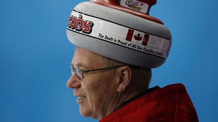 Un supporter canadien soutien l'&eacute;quipe nationale de curling lors d'un match contre l'Allemagne aux Jeux olympiques de Sotchi (Russie), le 10 janvier 2014. (MARK BLINCH / REUTERS)