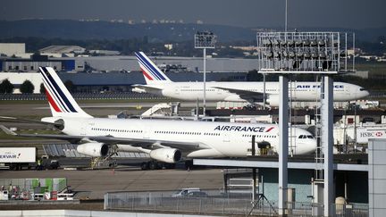 Des avions parqu&eacute;s sur le tarmac de l'a&eacute;roport d'Orly &agrave; Paris, le 18 septembre 2014. (ERIC FEFERBERG / AFP)