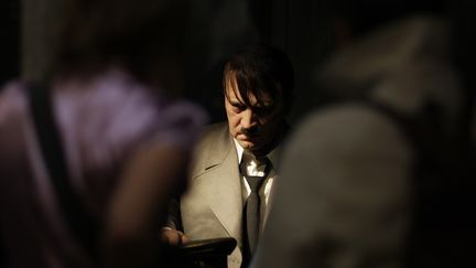 Une statue de cire représentant le dictateur allemand Adolf Hitler dans un faux bunker au musée Madame Tussauds de Berlin, le 13 septembre 2008. (MICHAEL HANSCHKE / REUTERS)