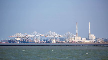 Une vue du port du Havre (Seine-Maritime) et de ses conteneurs depuis la plage du Butin à Honfleur.&nbsp; (GILLES TARGAT / GILLES TARGAT / AFP)