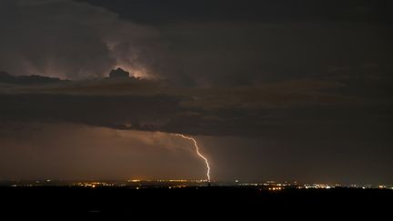 Un orage frappe Montaud (Hérault), le 16 août 2022 (photo d'illustration). (NICOLAS TUCAT / AFP)