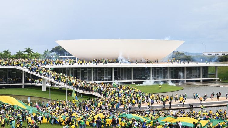 Des partisans de Jair Bolsonaro, ancien président d'extrême droite du Brésil, envahissent le Congrès, à Brasilia, la capitale du Brésil, le 8 janvier 2023. (EVARISTO SA / AFP)