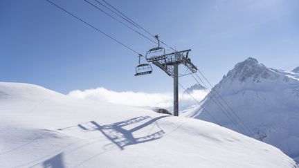 Des remontées mécaniques à Tignes (Savoie), février 2021. (LAURE BOYER / HANS LUCAS / AFP)