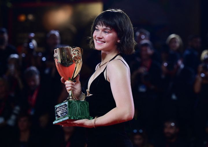 L'actrice américaine Cailee Spaeny pose avec la Coppa Volpi de la meilleure actrice qu'elle a reçue pour son rôle dans "Priscilla" lors d'une séance photo au 80e Festival du film de Venise le 9 septembre 2023. (TIZIANA FABI / AFP)