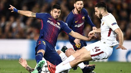 Kostas Manolas (AS Roma) au contact avec Luis Suarez (Barcelone) (FILIPPO MONTEFORTE / AFP)