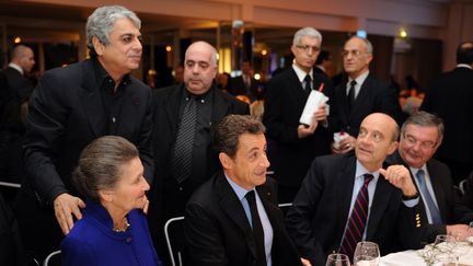 Le président français Nicolas Sarkozy, entouré de Simone Veil, Enrico Macias, Alain Juppé, Michel Mercier, lors du&nbsp;dîner annuel du CRIF, au pavillon d'Armenonville, à Paris le 9 février 2011. (ERIC FEFERBERG / POOL)