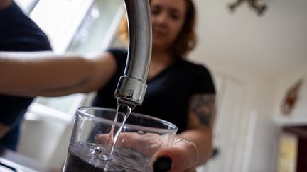 La consommation en eau des Français reste très variable, en fonction des revenus, du lieu et du mode de vie (photo d'illustration , le Poitiers, le 11 aout 2023). (MATHIEU HERDUIN / MAXPPP)