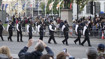 Des policiers assurent la sécurité aux abords de Westminster Hall, où le cercueil de la reine Elizabeth II est exposé, à Londres, samedi 17 septembre 2022.&nbsp; (RASID NECATI ASLIM / ANADOLU AGENCY / AFP)