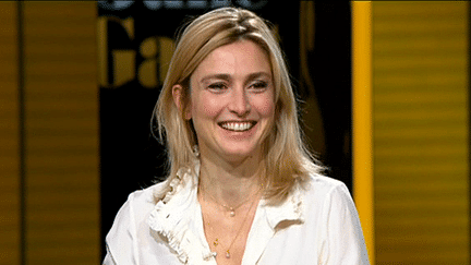 Julie Gayet était l'invitée de Laurent Delahousse dans "20 heures 30 le Dimanche". La comédienne et compagne de François Hollande est à l'affiche de la pièce de théâtre "Rabbit Hole"
 (France 2)