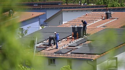 Des ouvriers installent des panneaux solaires sur le toit d'un bâtiment à Bayern (Allemagne), le 17 mai 2023. (FRANK HOERMANN / SVEN SIMON / MAXPPP)