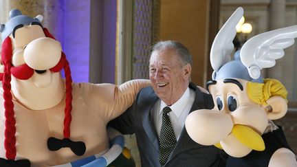 Albert Uderzo entouré de ses créations Obélix et Astérix, le 25 mars 2015 à la Monnaie de Paris.
 (Patrick Kovarik / AFP)