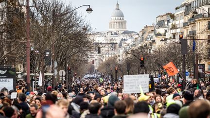 Le cortège parisien de la mobilisation du 7 mars 2023 contre la réforme des retraites. (BENJAMIN POLGE / HANS LUCAS / AFP)