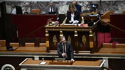 Le ministre de l'Économie, Antoine Armand, s'exprime devant l'assemlée nationale, le 21 octobre 2024 pendant un débat sur le projet de loi de finances pour 2025. (JULIEN DE ROSA / AFP)