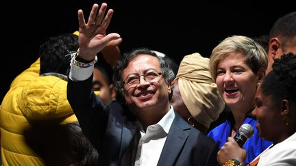 Le nouveau président colombien, Gustavo Petro, célèbre sa victoire, le 19 juin 2022. (DANIEL MUNOZ / AFP)