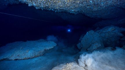 Une cave sous-marine dans l'océan indien, le 22 novembre 2017.&nbsp; (GABRIEL BARATHIEU / BIOSPHOTO / AFP)