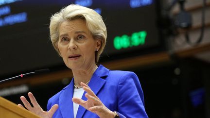 La présidente de la Commission européenne, Ursula von der Leyen, au Parlement européen, à Bruxelles, en Belgique, le 9 novembre 2022. (VALERIA MONGELLI / AFP)