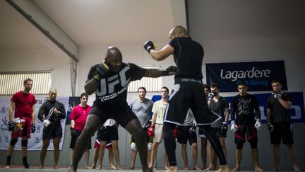 Bertrand Amoussou, pionnier du MMA, lors d'une session d'entraînement à Paris, le 3 octobre 2013. (FRED DUFOUR / AFP)