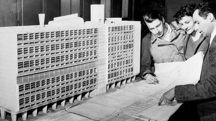 &nbsp; (La maquette de la "Cité radieuse", l'oeuvre de l'architecte Charles-Edouard Jeanneret, dit Le Corbusier, photographiée en 1947 à Marseille © AFP)