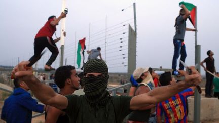 Un jeune Palestinien brandissant des couteaux lors d'affrontements avec l'armée israélienne à l'est de Bureij, à la frontière entre Israël et la bande de Gaza le 12 octobre 2015. (AFP PHOTO / MOHAMMED ABED)